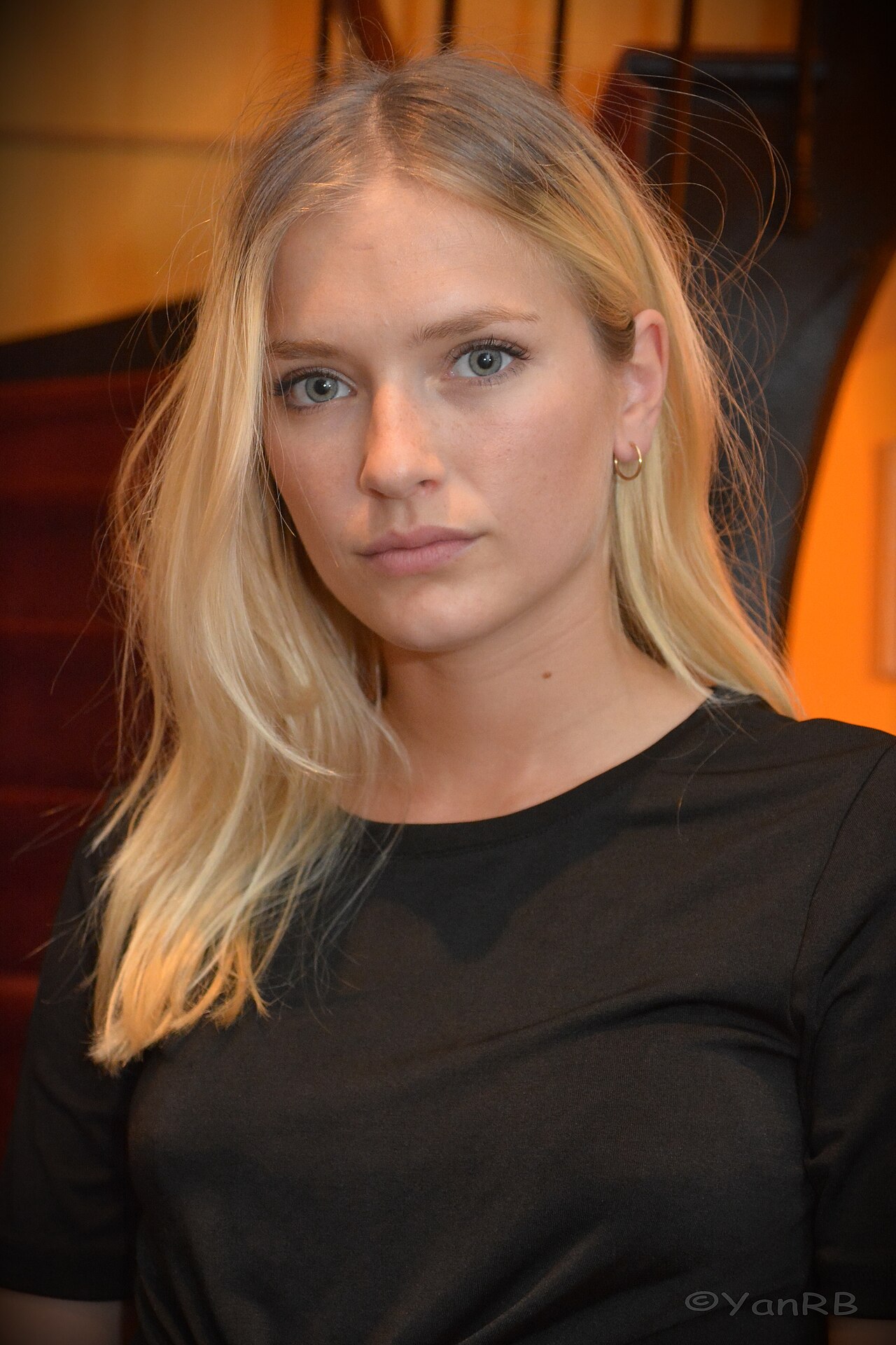 Camille Razat som Camille