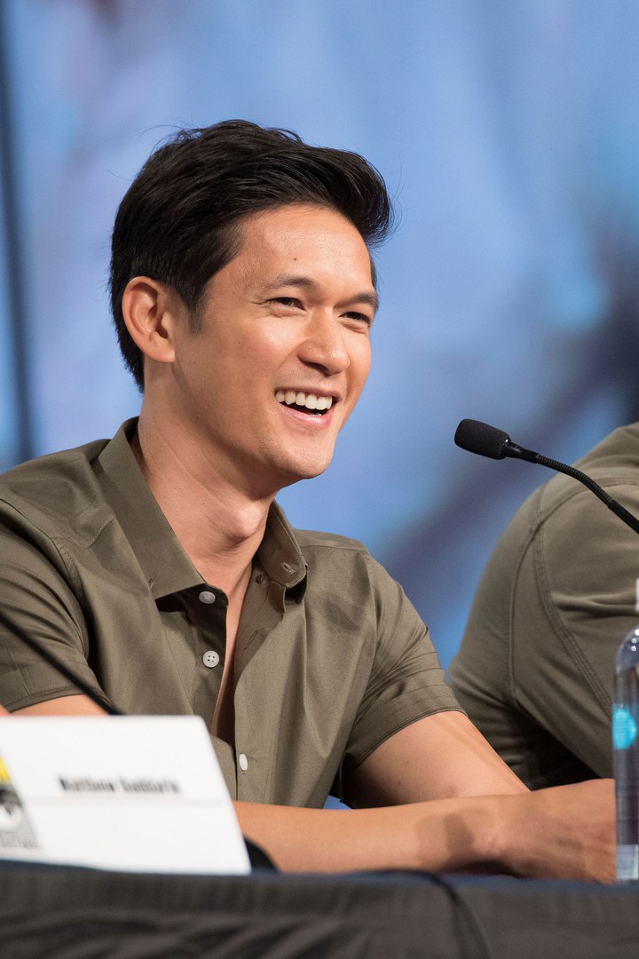 Harry Shum Jr. som Benson «Blue» Kwan