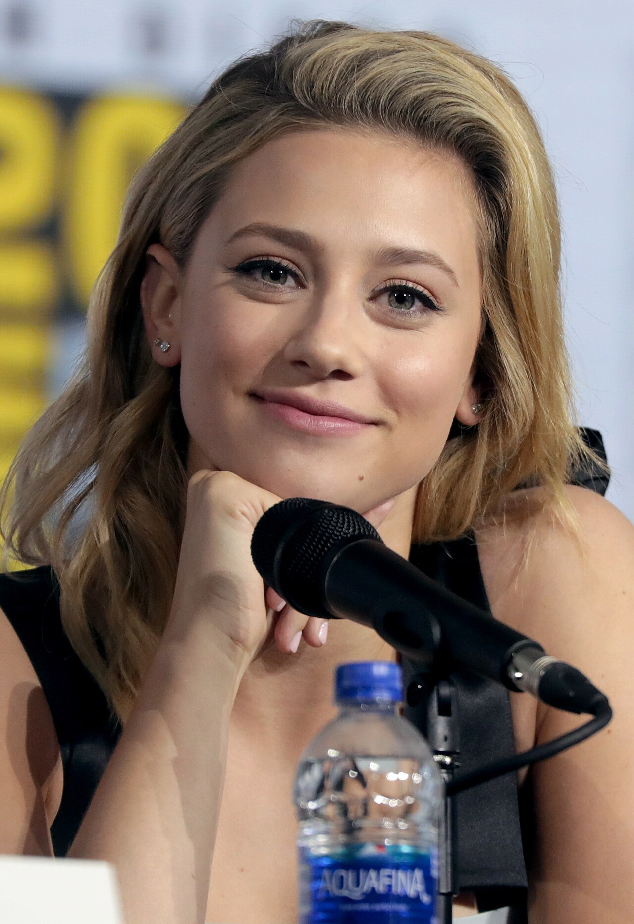 Lili Reinhart som Betty Cooper